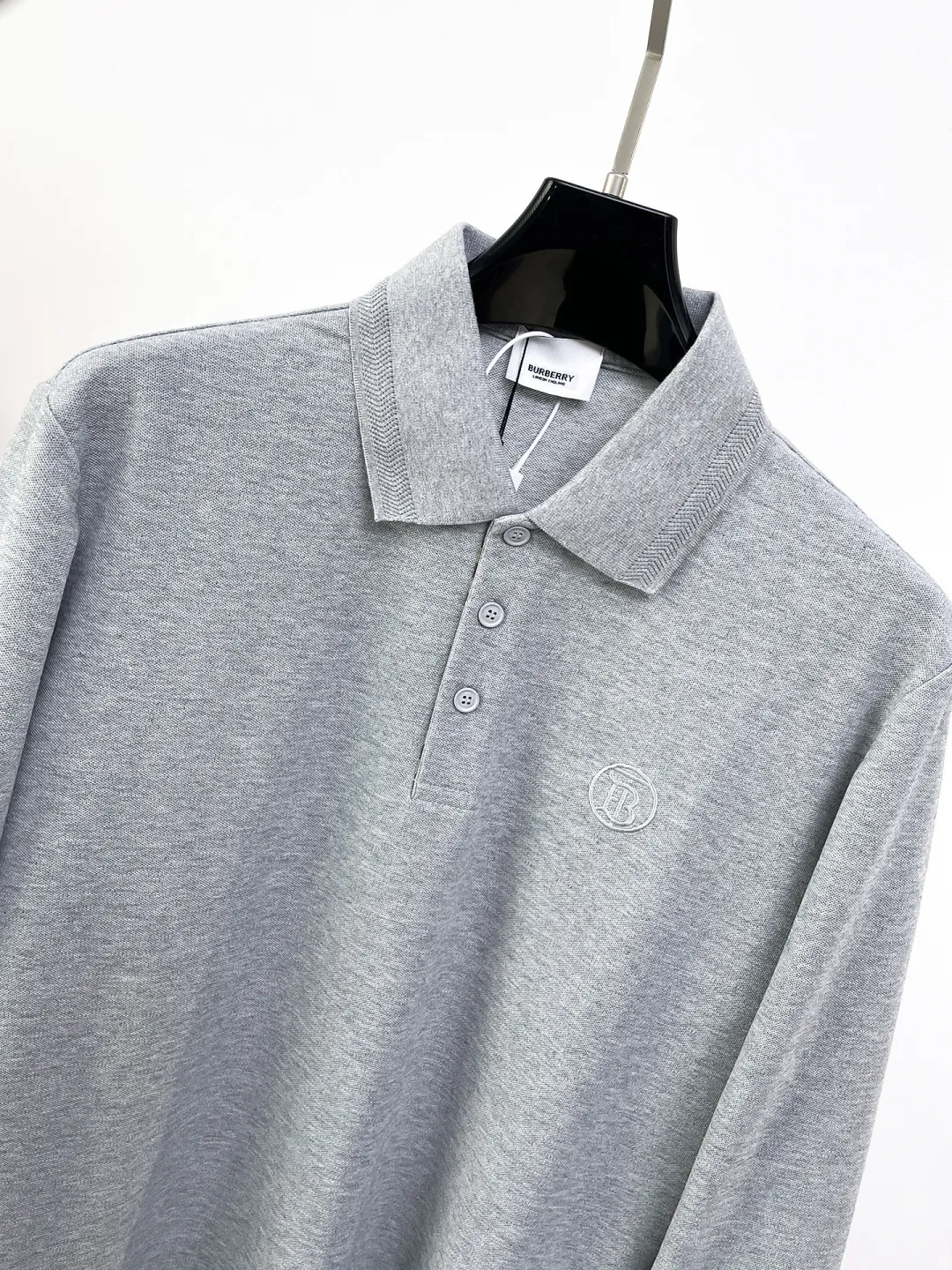 Burberry New Arrival long-sleeved Polo shirt, original fabric, official Same Style, made of 260 grams of pure cotton pique fabric, custom-made in the same vat, feels very comfortable and smooth, very wide and stylish, produced by a first-line brand Factory. The collar and collar ribs are woven with imported yarn and will not deform after long-term wear. The most New Arrival style in spring and summer, fashionable and individual, super Versatile and good-looking, very suitable for both men and women, a must-have style. Size: S-XXL